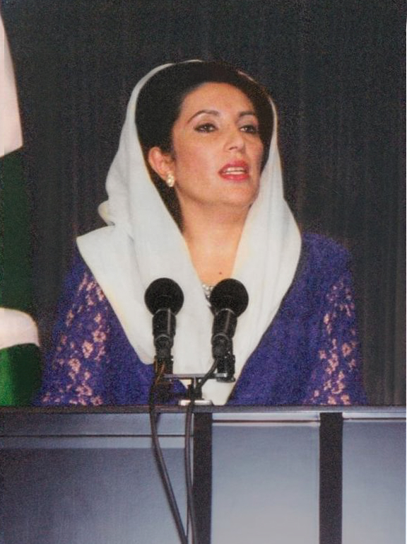 Rueda_de_prensa_de_Felipe_González_y_la_primera_ministra_de_Paquistán._Pool_Moncloa._14_de_septiembre_de_1994_(cropped_2) - The Paris Post Benazir Bhutto