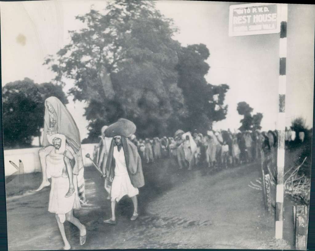 Refugees_en_route_to_India.jpg - The Paris Post