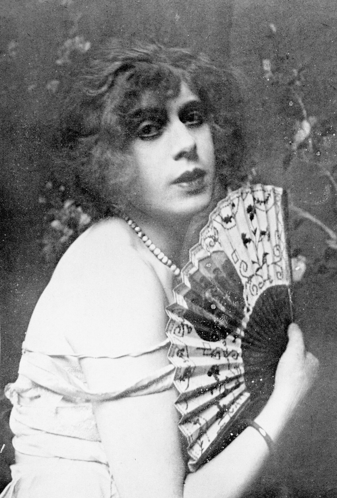 1461px-Lili_Elbe_1926 - The Paris Post Lili Elbe in 1926 | Danish painter and transgender Lili Elbe (b. 28 Dec 1882 — d. 13 Sep 1931) who had several sex reassignment surgeries. | source wellcome Images