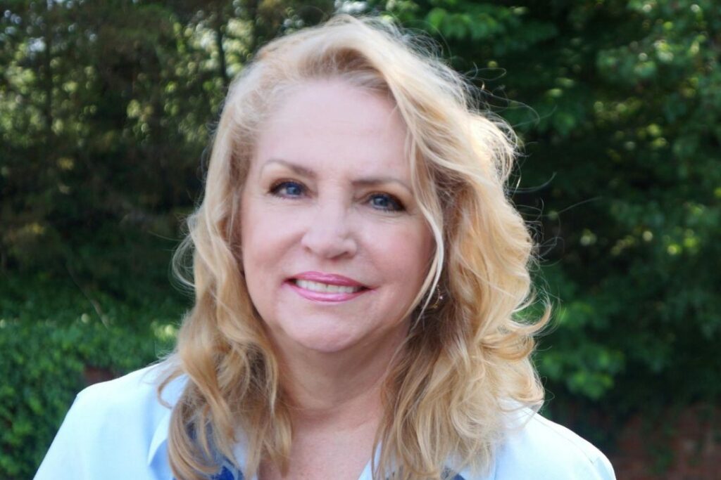 About-Jackie-Lynaugh-interview - The Paris Post Enjoy book! Jackie Lynaugh: “Reading books for enjoyment is a luxury”