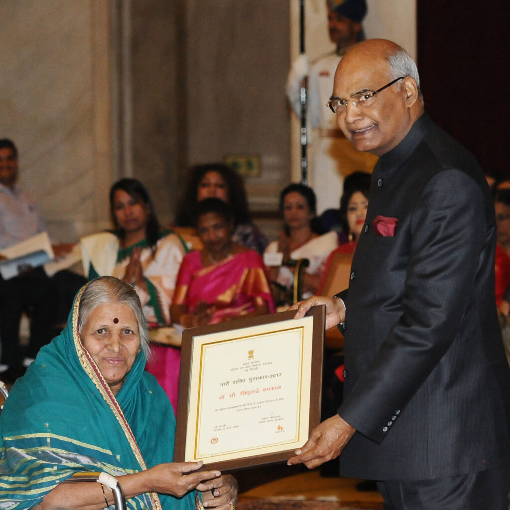 Ram_Nath_Kovind_presenting_the_Nari_Shakti_Puruskar_for_the_year_2017_to_Dr._Sindhutai_Sapkal_cropped - The Paris Post The President, Shri Ram Nath Kovind presenting the Nari Shakti Puruskar for the year 2017 to Dr. Sindhutai Sapkal, Pune, Maharashtra, at a function, on the occasion of the International Womens Day, at Rashtrapati Bhavan, in New Delhi on March 08, 2018.