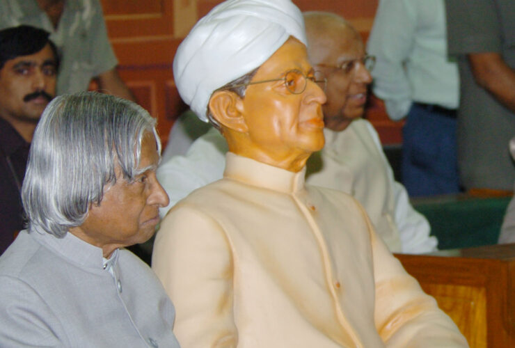 The_President_Dr._A.P.J._Abdul_Kalam_with_the_statue_of_former_president_Dr._Sarvepalli_Radhakrishnan_in_the_Parliament_Museum_in_New_Delhi_on_August_14_2006-740x500-1 - The Paris Post