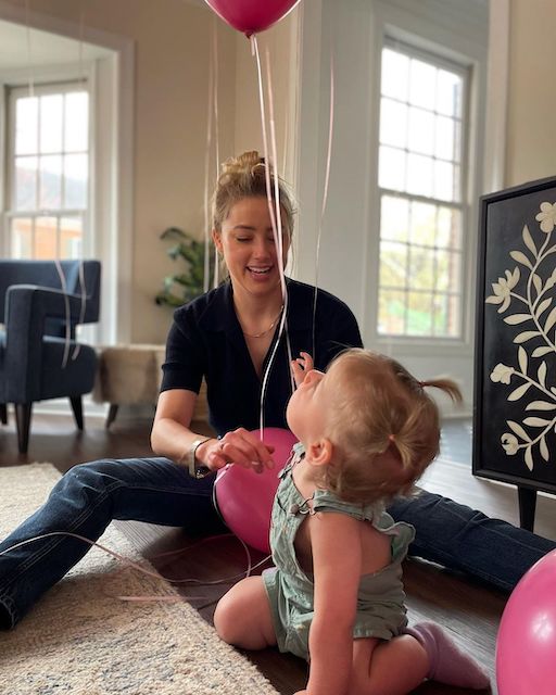amber-with-her-kid - The Paris Post Amber Heard paying with her kid