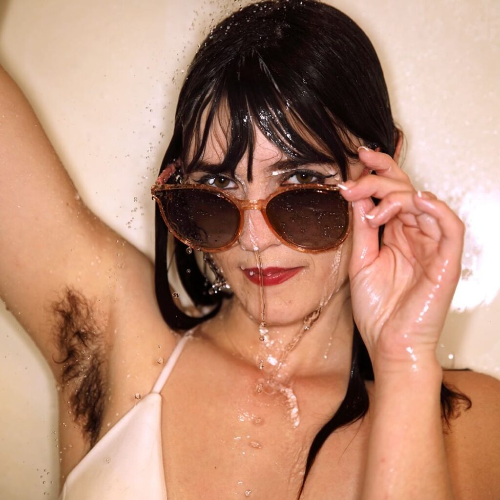 hairy-armpit-from-instagram.webp-5 - The Paris Post a female wearing sunglasses who bares her hairy underarms