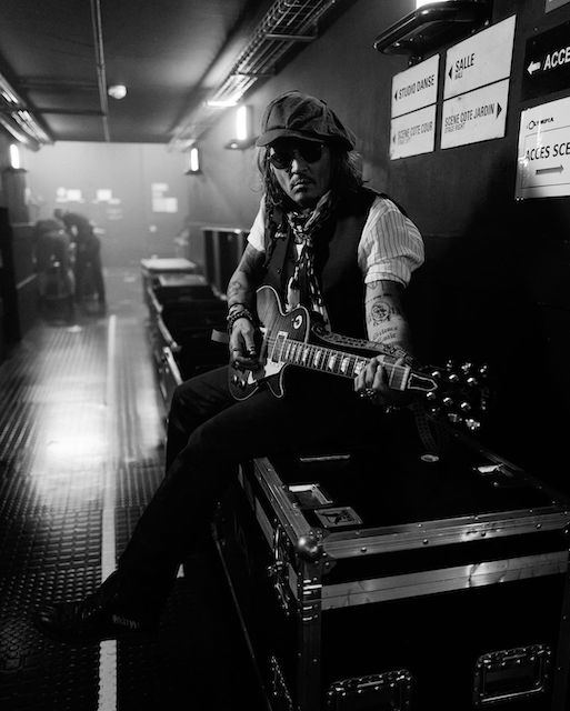 johnny-depp-paying-a-guitar - The Paris Post Johnny Depp playing a guitar