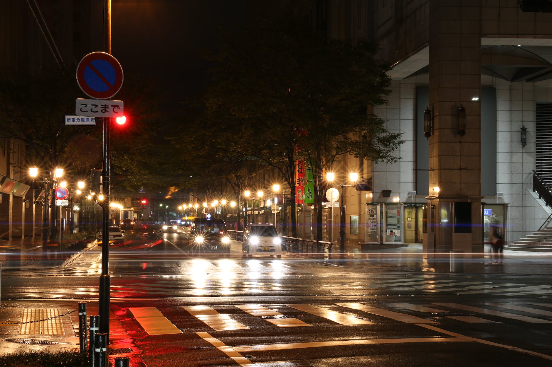 pexels-photo-14498966 - The Paris Post street traffic at night