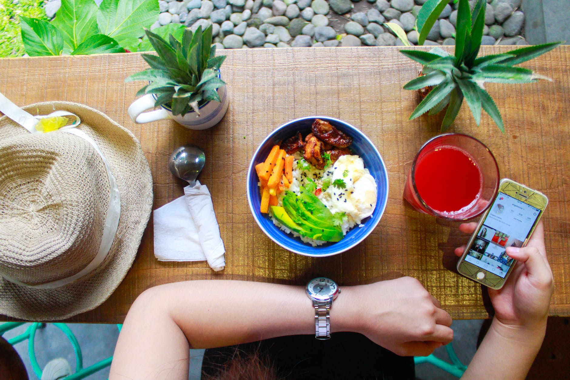 pexels-photo-1034940 - The Paris Post woman holding iphone while eating | Lifestyle guest posting