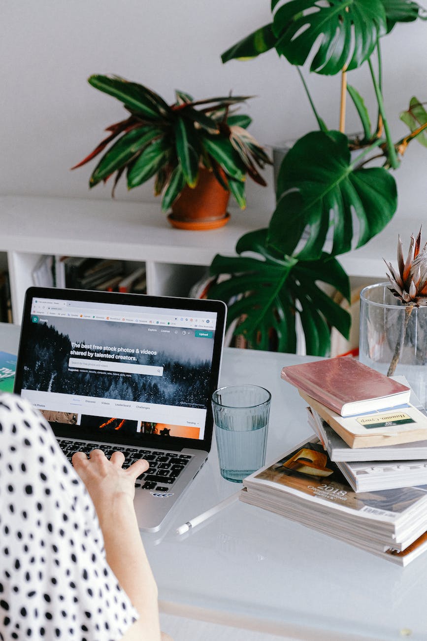 pexels-photo-3987020 - The Paris Post person using macbook pro on table | Types of guest posts