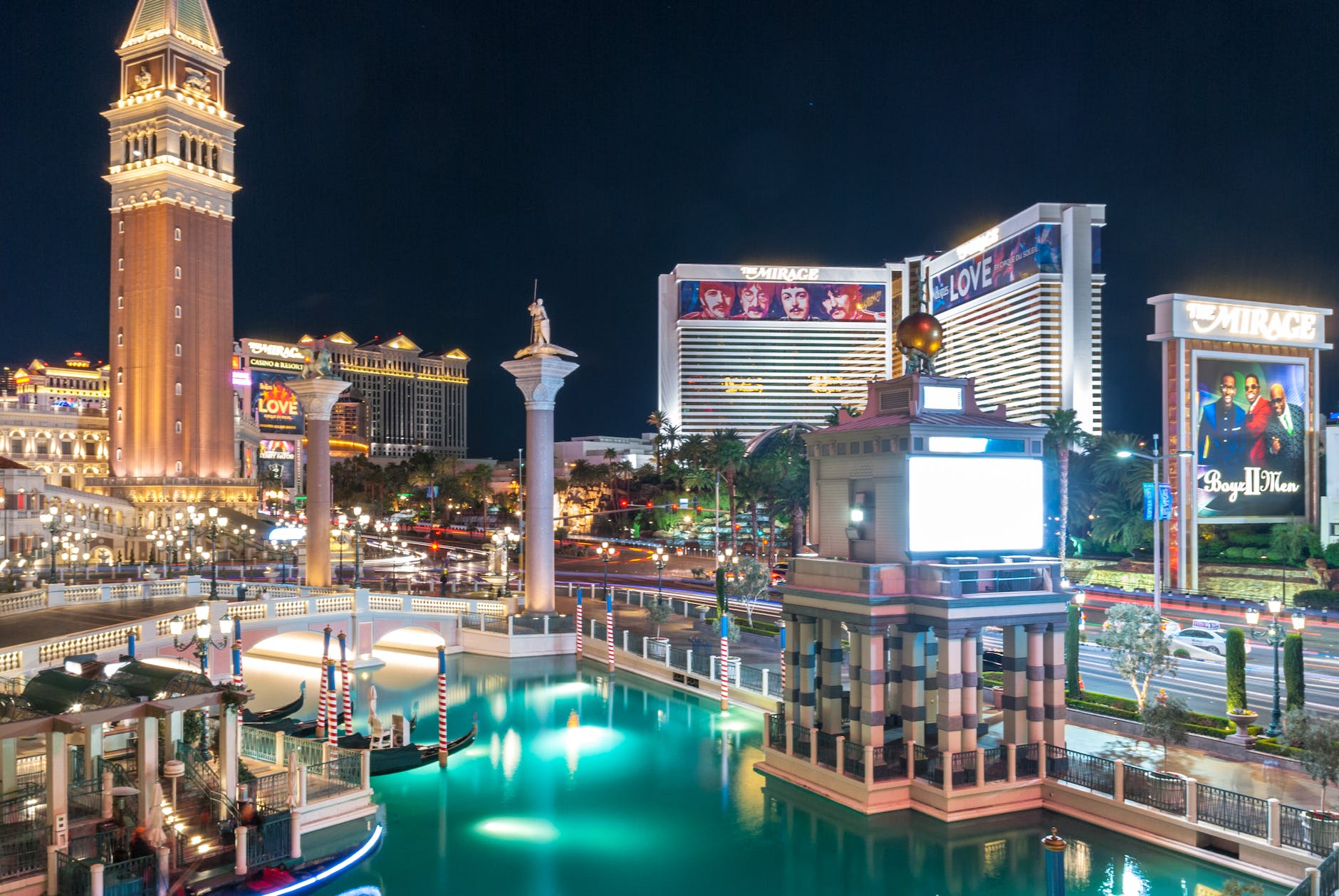 buildings near body of water: 5 World famous casinos resorts: If you love gambling check these out