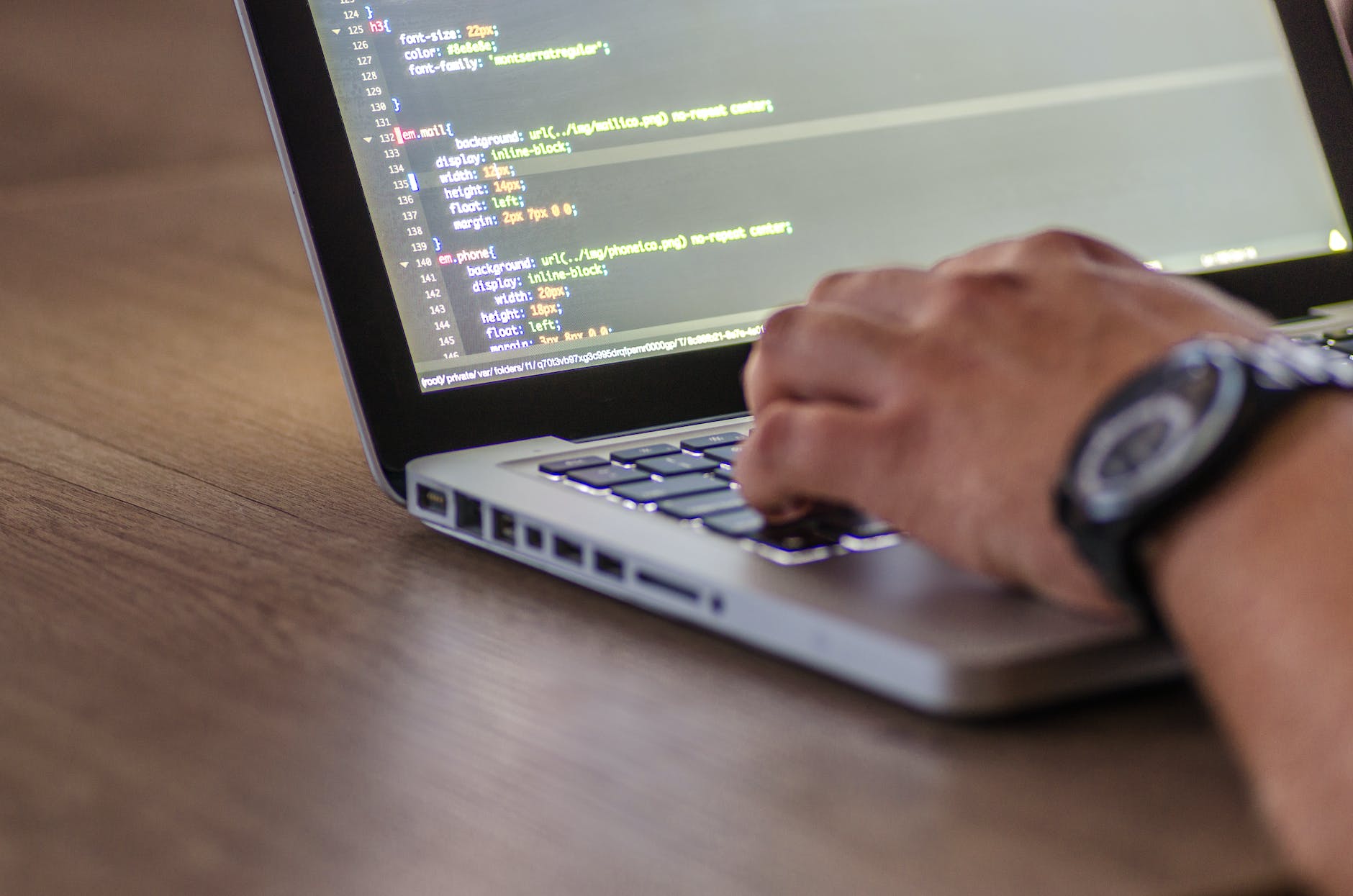 pexels-photo-574071 - The Paris Post person encoding in laptop: What is deployment in software? Best Apps, developers and drawbacks