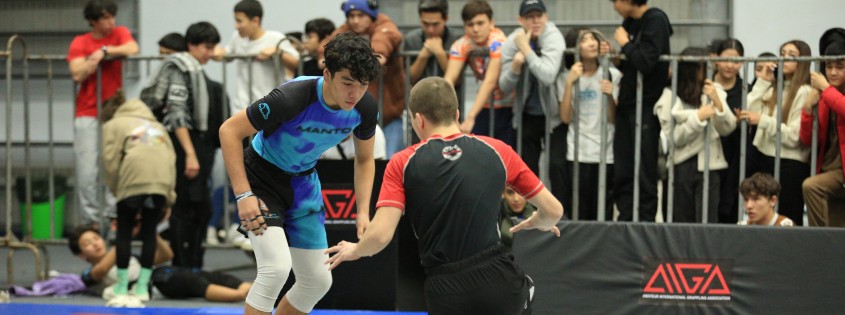 puncher-open-2024 Brazilian Jiu-Jitsu (BJJ) stands as a renowned combat sport and self-defense martial art where victory hinges on submission tactics. Split into Gi and no-Gi variations, BJJ aficionados employ diverse grappling strategies. Gi matches feature traditional uniforms known as kimonos, while no-Gi contests see participants don rash guards and shorts. Despite similarities in techniques like submissions and guard passes, the absence of the Gi renders no-Gi encounters more intense and demanding.
