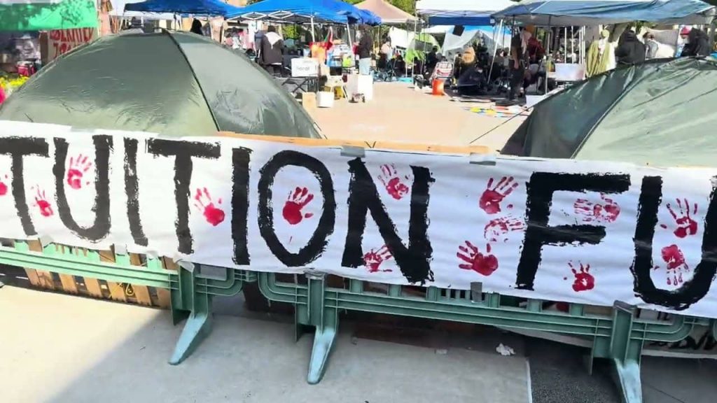 uc-irvine-encampment-for-free-palestine-peaceful-protest - The Paris Post Discover the events of the UC Irvine encampment protest for a Free Palestine. What started as a peaceful demonstration turned into a confrontation with police, drawing significant media attention.