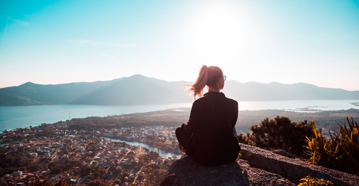 solitude-as-poetic-revelation-an-analysis-of-julia-orozcos-poem-soledad - The Paris Post In the poem "Soledad," Spanish writer Julia Orozco offers a delicate and profound look at one of the universal themes of literature: the experience of solitude. However, far from being reduced to isolation or pain, Orozco transforms this experience into a luminous revelation, where human fragility is reconciled with the eternal.